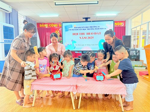 Các bé lớp Mầm 1 tham gia hoạt động nuôi heo đất - Góp sức giúp bạn đến trường